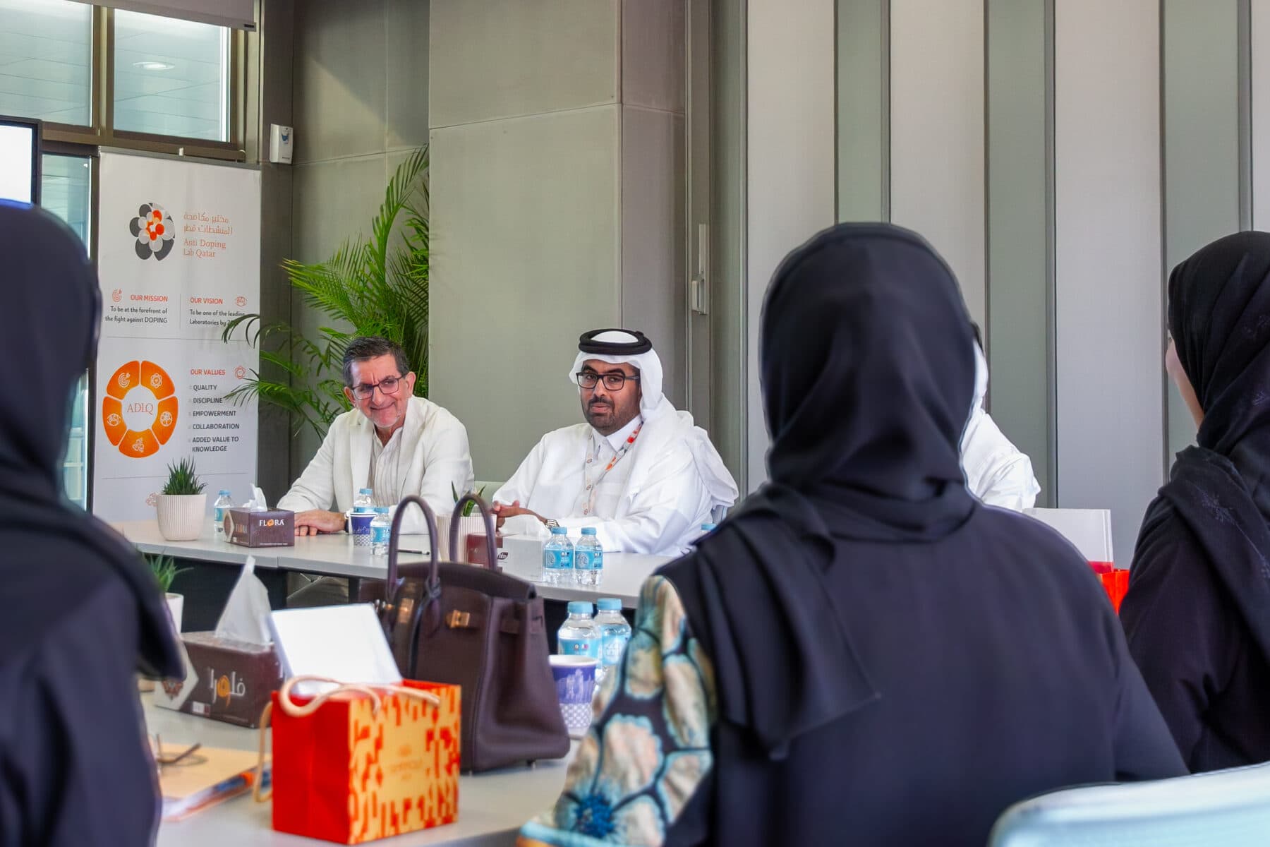 هيئة تنظيم الأعمال الخيرية تزور مختبر مكافحة المنشطات قطر لتبادل أفضل الممارسات في القيم المؤسسية